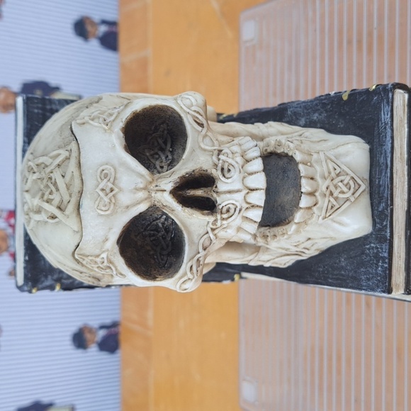 Bellaa decorative skulls small storage Celtic knot design resin bookends - Picture 5 of 8